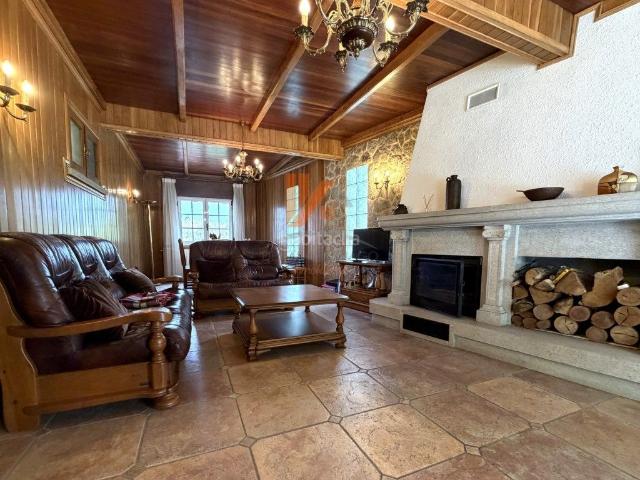 Casa en venta en Santiago de Compostela, Parroquias de Santiago. CHALET INDEPENDIENTE CON JARDÍN EN O ROMAÑOSANTIAGO DE OCMPOSTELA. Casas Santiago de.