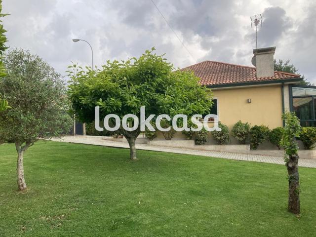 Casa en venta en Sanxenxo, Adina Portonovo. Sanxenxo Vinquiño. Casa planta baja, amplio jardín a un paso del centro y a 2 km. de Sanxenxo y de la Autovia del Salnes. Casas.