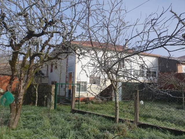 Casa en venta en Saviñao O. Inmobiliaria Fincas Saviñao vende casa rural para entrar a vivir. Casas Saviñao.