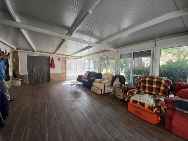 Casa en venta en Sax. Nos complace presentar esta joya escondida, situada muy cerca del pueblo de Sax, entre sus árboles. La casa ofrece mucha privacida. Casas.