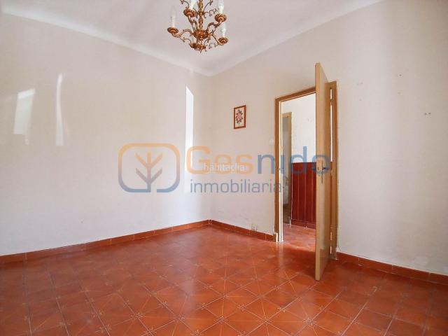 Casa en venta en Segovia, San Lorenzo San Marcos. CASA a REFORMAR en SEGOVIA barrio de San Lorenzo de TRES HABITACIONES y PATIO. Casas.