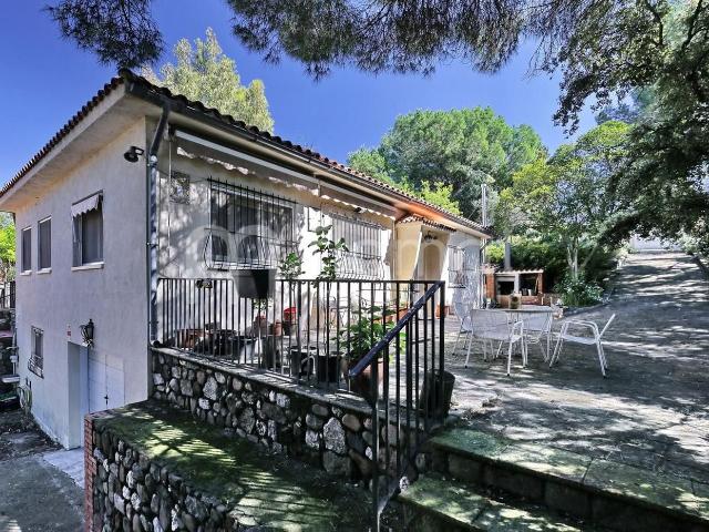 Casa en venta en Sentmenat. Exclusividad, espacio y potencial de inversión en Pedra Santa. Casas.