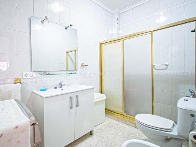 Casa en venta en Sevilla, Cruz Roja. CASA MÁS TRES LOCALES COMERCIALES. Casas.