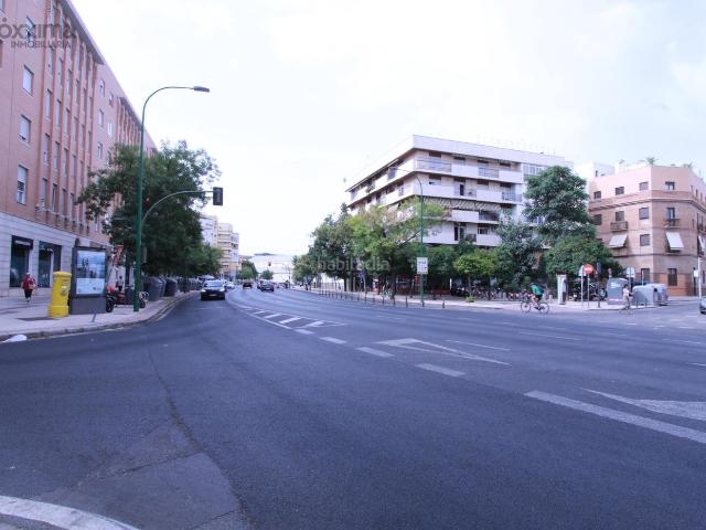 Casa en venta en Sevilla, Cruz Roja. Descubre una oportunidad de inversión o gran vivienda familiar. Casas.