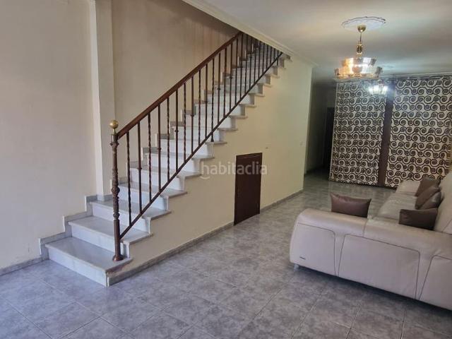 Casa en venta en Sevilla, El Cerro. CASA ADOSADA CON PATIO Y AZOTEA PRIVADA. Casas.
