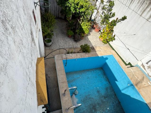 Casa en venta en Sevilla, El Cerro. ? Casa con piscina privada, patio andaluz y gran azotea. Casas.