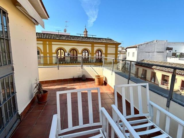 Casa en venta en Sevilla, Feria. Una joya en el corazón de Sevilla vivienda unifamiliar con garaje y terraza privada. Casas.