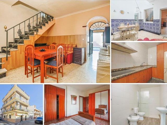 Casa en venta en Sevilla, Torreblanca. Gran casa familiar con patio y terrazas en Torreblanca, Sevilla. Casas.