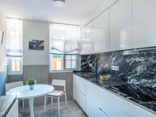 Casa en venta en Sevilla, Urbadiez Entrepuentes. Chalet con encanto en Parque Este Amplio patio, garaje directo y zonas comunes. Casas.