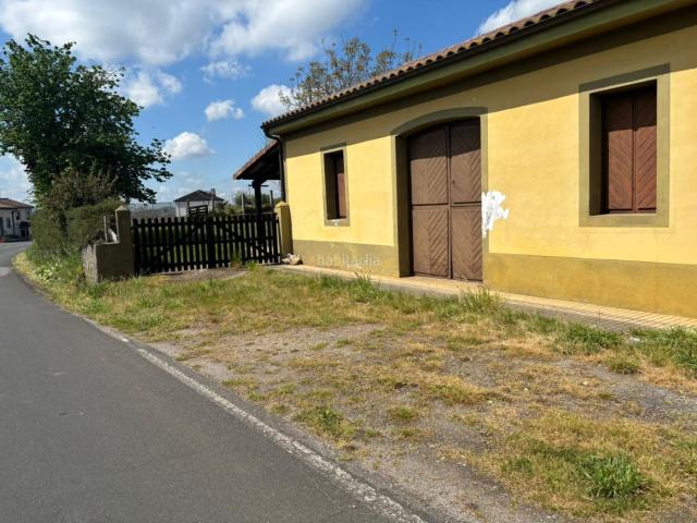Casa en venta en Siero, Parroquias Norte. Se vende esta exclusiva propiedad independiente situada a tan solo 8 minutos del centro de Pola de Siero. Esta propiedad, cuenta c. Casas.