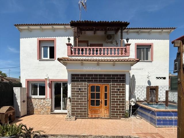 Casa en venta en Sils. Casa unifamiliar con piscina. Casas.