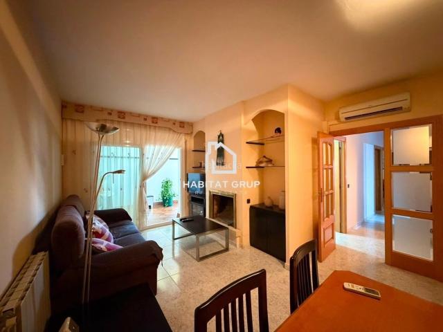 Casa en venta en Sils. Adosada lista para entrar a vivir con gran garaje y terraza. Casas.