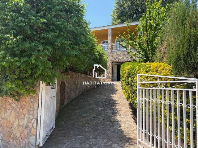 Casa en venta en Sils. Oportunidad! Acogedor chalet con jardín, piscina y barbacoa lista para disfrutar. Casas.