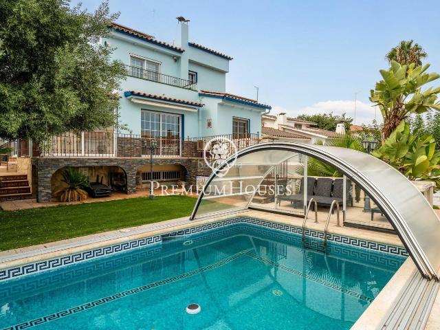 Casa en venta en Sitges, Vallpineda Santa Bàrbara Costa Dorada. Casa independiente con piscina en Vallpineda. Casas.