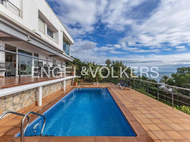 Casa en venta en Sitges, Les Botigues de Sitges Costa Dorada. Espectacular casa unifamiliar con infinitas vistas al mar. Casas.