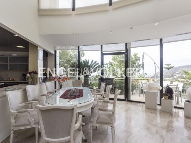 Casa en venta en Sitges, Les Botigues de Sitges Costa Dorada. Oasis Mediterráneo Exquisita Villa con Impresionantes Vistas. Casas.
