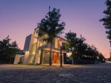 Casa en venta en Solares Zapopan con ingeniería sísmica y acabados de lujo.
