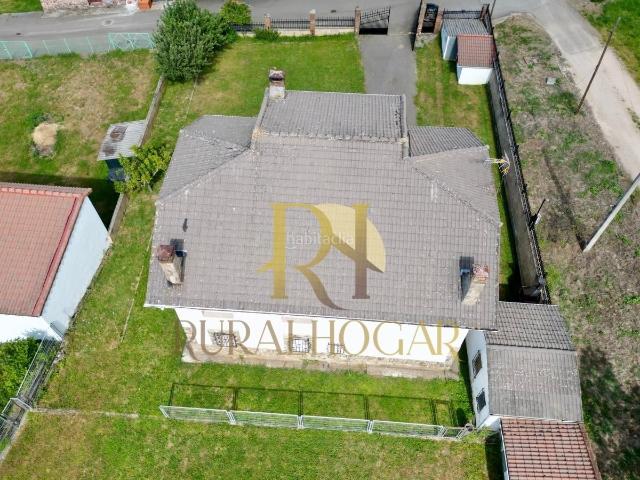 Casa en venta en Soto y Amío. CANALES: CASA DE DOS PLANTAS CON JARDIN Y COCHERA!. Casas Soto y.