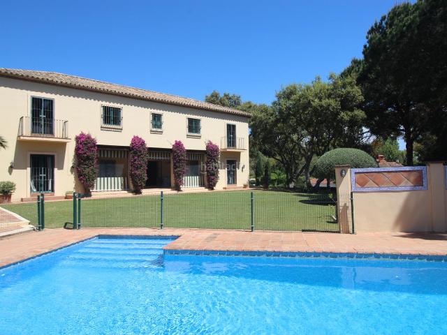 Casa en venta en Sotogrande, Sotogrande Alto. Hermosa villa independiente, con muchas características tradicionales españolas ubicada en Sotogrande. Casas.