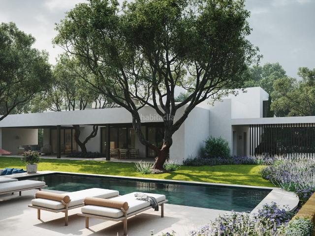 Casa en venta en Sotogrande, Sotogrande Alto. Villa en entorno natural inigualable en Zona E. Casas.