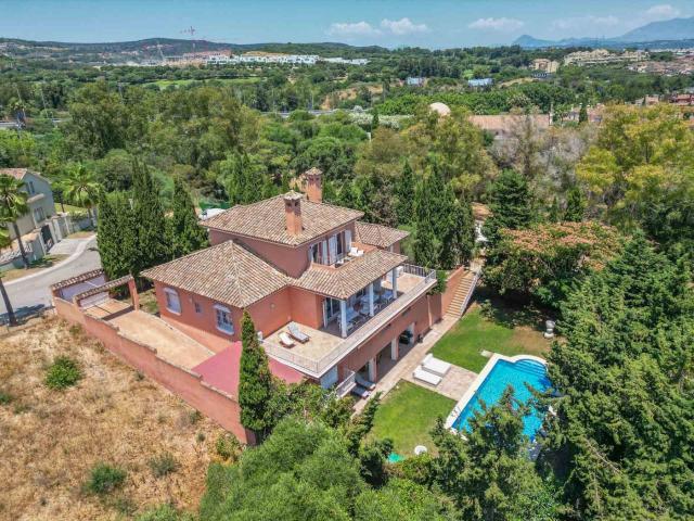Casa en venta en Sotogrande, Sotogrande Costa. Villa con carácter andaluz y gran potencial en Sotogrande Costa. Casas.