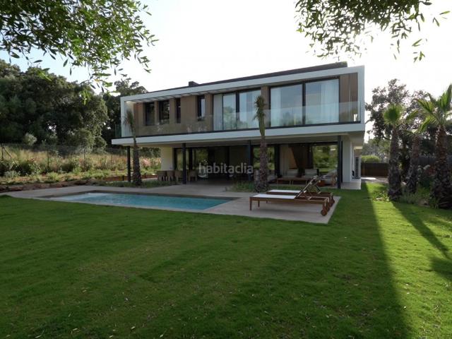 Casa en venta en Sotogrande, Sotogrande Costa. Villa KOA Villa de lujo, moderna y de nueva construcción en venta en Sotogrande Costa diseñada por Lago Architects. Casas.
