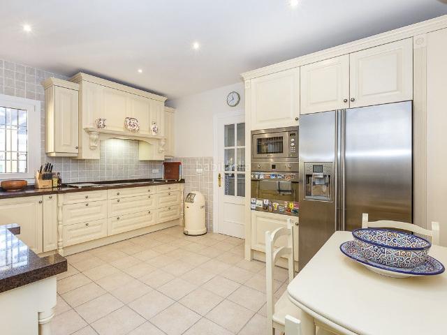 Casa en venta en Sotogrande, Sotogrande Costa. Magnífica y cómoda villa de 3 habitaciones y de una planta en Sotogrande Costa con piscina privada. Casas.