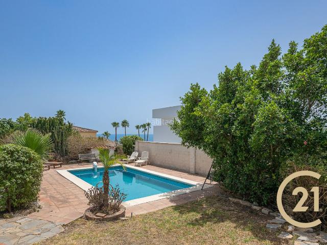Casa en venta en Sotogrande, Torreguadiaro San Diego. Exclusivo chalet independiente con piscina y espectaculares vistas a Gibraltar en La Chullera. Casas.