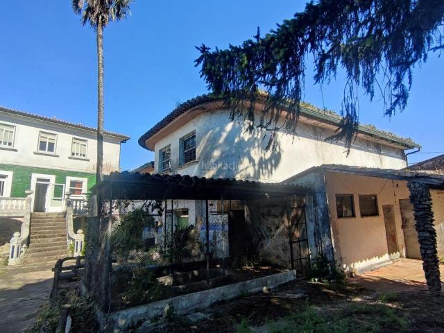 Casa en venta en Tui. Se vende interesante casa grande con finca en Tui. Casas.