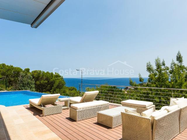 Casa en venta en Tamariu Costa Brava. Moderna villa de lujo con vistas al mar y piscina en venta en Tamariu. Casas.