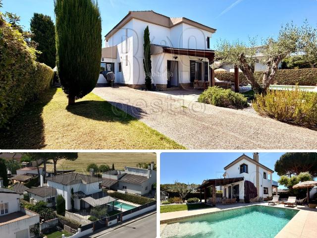 Casa en venta en Tarragona, La Mora Costa Dorada. Casa unifamiliar Reformada con Pisicina en la Mora Tarragona. Casas.