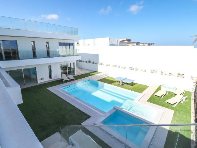 Casa en venta en Teguise, Costa Teguise. Espectacular Villa de reciente construcción en Costa Teguise. Casas.