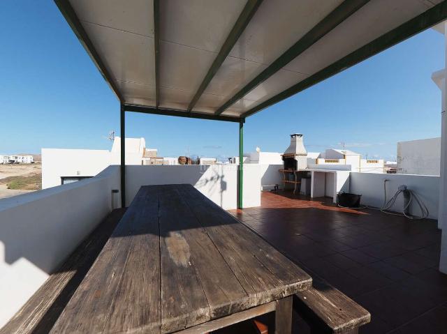 Casa en venta en Teguise, Caleta de Famara. Oportunidad única edificio en Caleta de Famara con dos viviendas independientes y amplias terrazas. Casas.