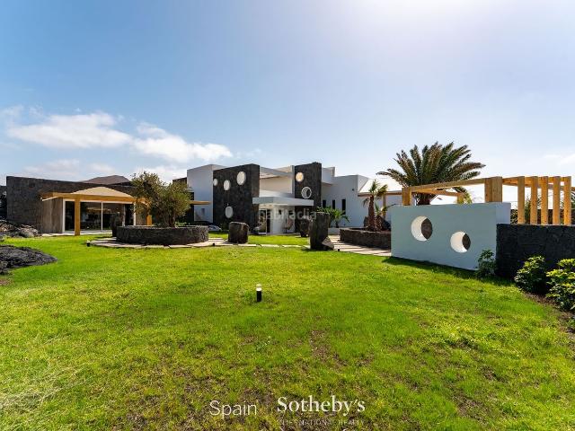 Casa en venta en Teguise, Tahiche. Villa contemporánea con diseño Inspirado en César Manrique en Lanzarote. Casas.