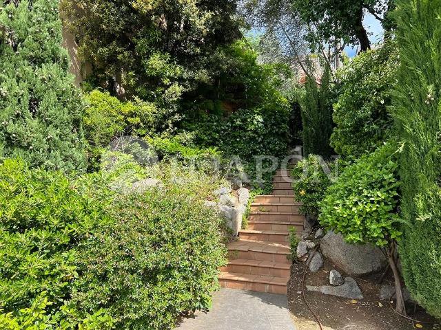 Casa en venta en Teià. Entorno idílico y vistas al mar. Casas.