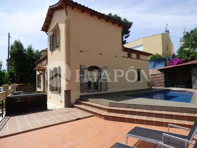Casa en venta en Teià. Encantadora casa con jardín y piscina en el bonito pueblo de Teià. Casas.