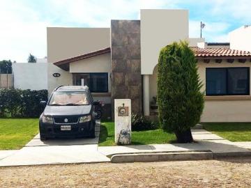 Casa en Venta en Tequisquiapan, Fraccionamiento Privado y Amplio Jardin