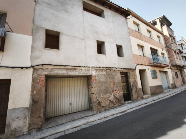 Casa en venta en Térmens, ideal para reformar y personalizar