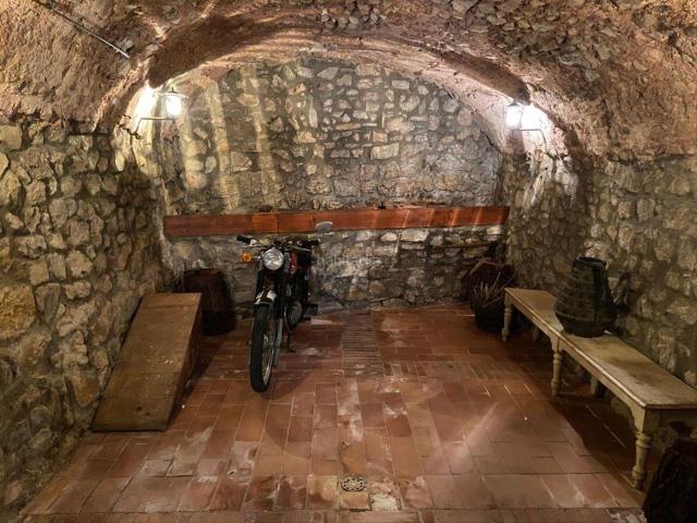 Casa en venta en Terrades. Casa rústica de poble. Casas.