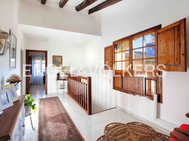 Casa en venta en Terrades. Casa histórica reformada en el centro de Terrades con piscina y jardín. Casas.