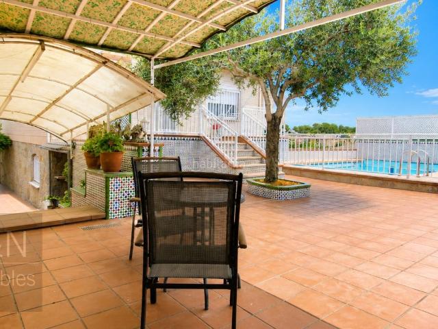 Casa en venta en Terrassa, Can Parellada. Una casa donde la calma, la luz y la vida al exterior lo envuelven todo. Casas.