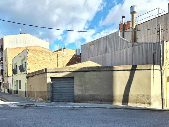 Casa en venta en Terrassa, Egara. LOCAL ESQUINERO EDIFICABLE BAJOS MÁS 3 PISOS. Casas.
