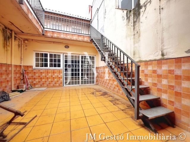 Casa en venta en Terrassa, La Cogullada. Amplia vivienda unifamiliar en el barrio de La Cogullada Terrassa. Casas.