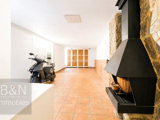 Casa en venta en Terrassa, Les Arenes La Grípia Can Montllor. Una casa que sorprende por su amplitud, luz y espacios infinitos. Casas.