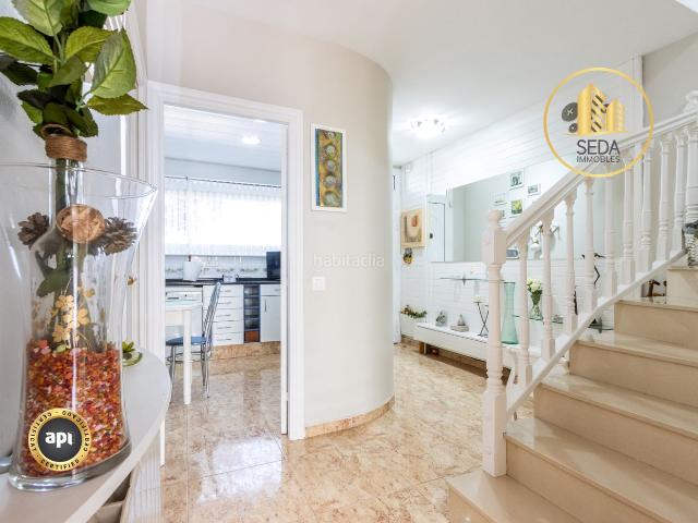 Casa en venta en Terrassa, Les Arenes La Grípia Can Montllor. Casa de diseño funcional con jardín y estudio abuhardillado en Terrassa. Casas.