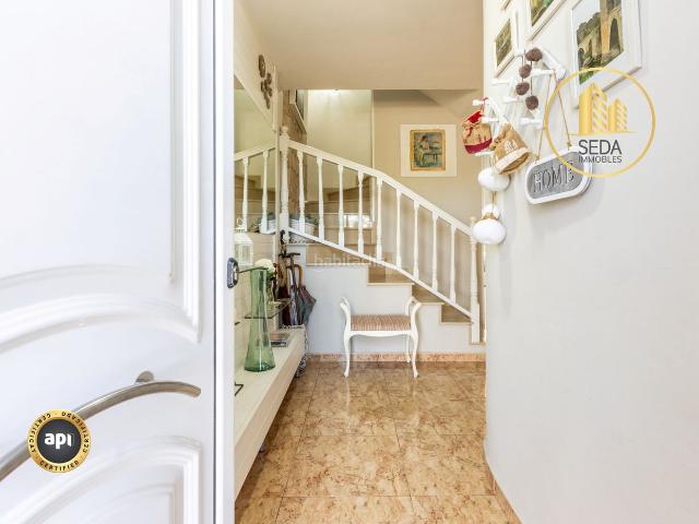 Casa en venta en Terrassa, Les Arenes La Grípia Can Montllor. Casa de diseño funcional con jardín y estudio abuhardillado en Terrassa. Casas.