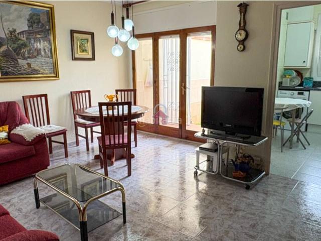 Casa en venta en Terrassa, Les Arenes La Grípia Can Montllor. Casa en venta en La Gripia, en Carrer Borges Blanques de 220m construidos con salida a patio de 40m, tres terrazas y. Casas.