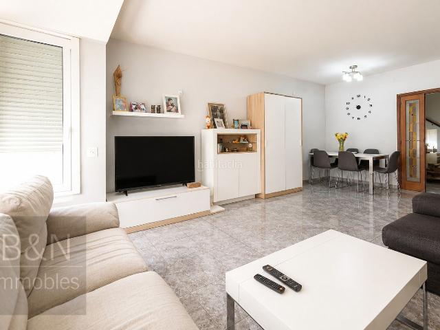 Casa en venta en Terrassa, Plaça Catalunya Escola Industrial. Una casa con infinitas posibilidades hogar, negocio e inversión en una misma propiedad. Casas.