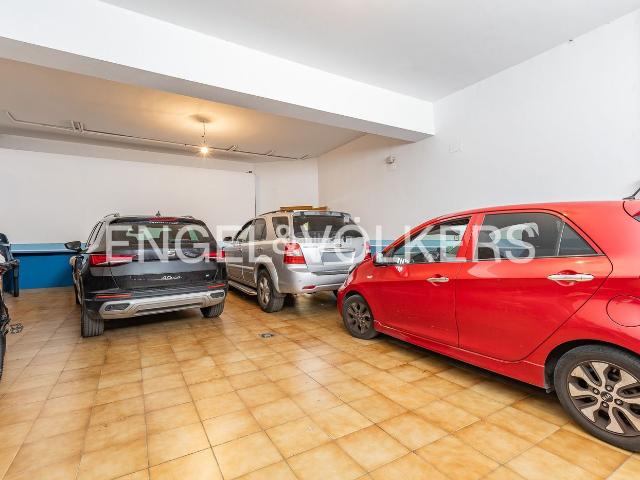 Casa en venta en Terrassa, Plaça Catalunya Escola Industrial. CASA A UN PASO DEL CENTRO DE TERRASSA CON 600m2 DE JARDIN. Casas.
