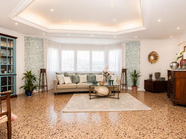 Casa en venta en Terrassa, Poble Nou. Casa amb gran localgaratge i terrasses. Casas.